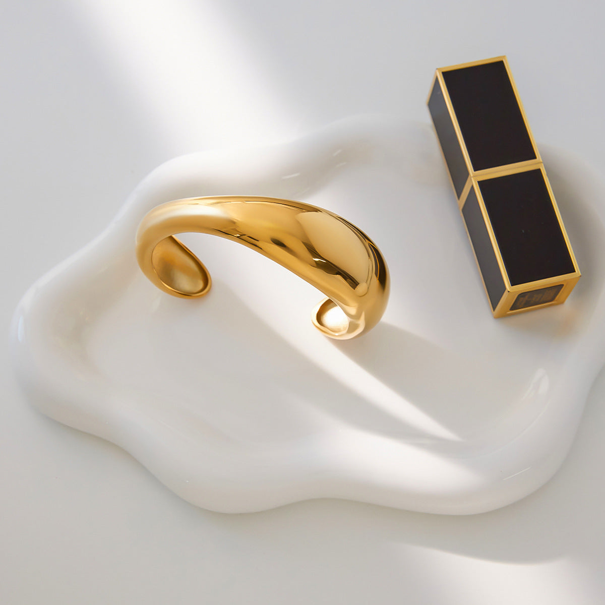 Jessa Sculpted Gold Bangle